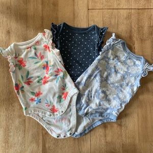 baby GAP ruffled onesies set